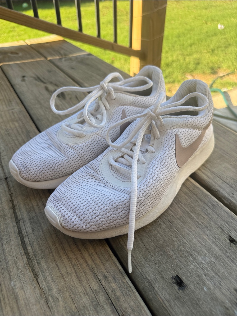 Nike White Women’s 7.5 Tanjun Running Sneakers Shoes 812655-102